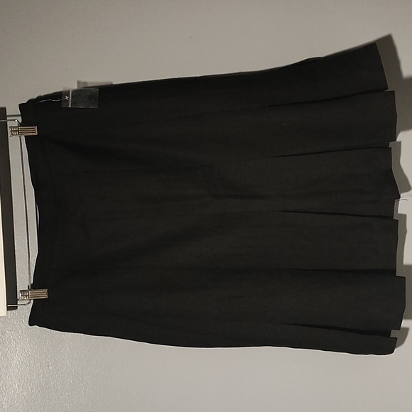 BFA Classics women's black pleated bottom skirt - Picture 5 of 17